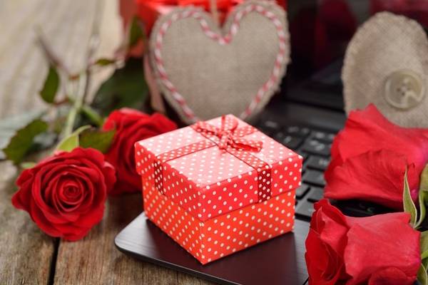 Valentine’s Day 2019: राशि के अनुसार दीजिए वैलेंटाइन डे गिफ्ट